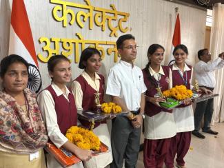 कलेक्टर आदित्य सिंह प्रवीण सूची के विद्यार्थियों का सम्मान करते हुए।